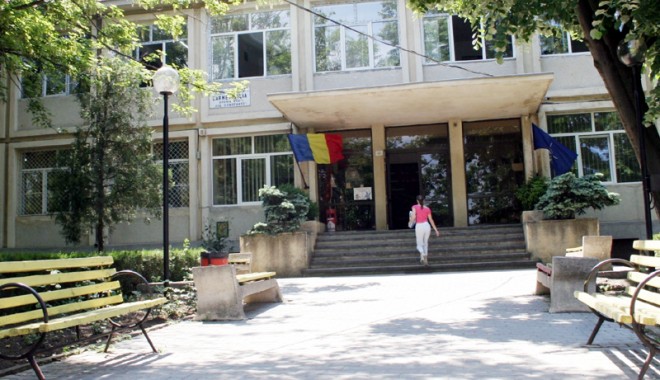 Cum a ajuns un elev să-și acuze directorul de discriminare - liceucarmensilvasc2-1316011264.jpg