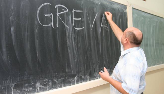 Bugetarii amenință cu greva generală - liceulartareginamariagrevatabla1-1434709734.jpg