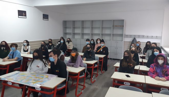 Începând cu 1 martie 2022, Polonia va introduce vaccinarea obligatorie pentru profesori - liceulgeorgecalinescu-1639045418.jpg
