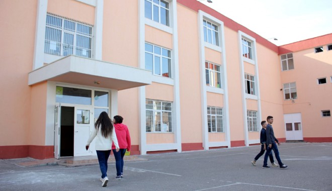 Pedeapsă exemplară pentru elevul care și-a intoxicat colegii - liceulgeorgecalinescu10-1413394981.jpg