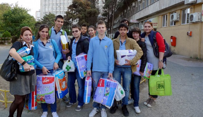 Donație făcută de elevii Liceului Internațional de Informatică - liceulinternational-1351178547.jpg