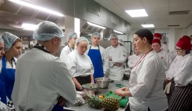 Cum au ajuns  în bucătăria unui colegiu din Anglia  elevi din Medgidia - liceulnicolaebalcescu-1455647777.jpg