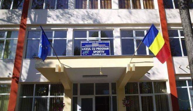 Elevii de la LPS Constanţa, solidari cu refugiaţii din Ucraina. Au donat un microbuz plin ochi cu ajutoare - liceulsportivlps-1646205923.jpg