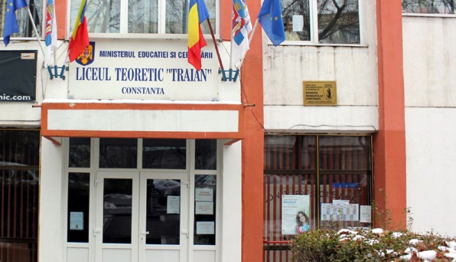 Activități de Ziua Națională a României - liceulteoretictraian-1354036879.jpg