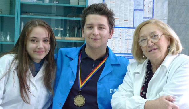 Fostul ministru al Educației a premiat un elev de la Liceul Internațional - licinf-1322213317.jpg