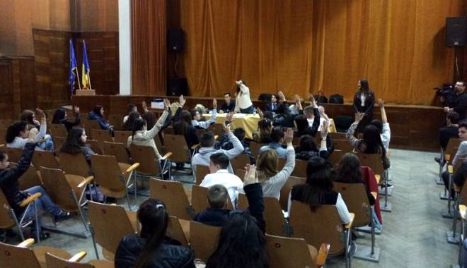 Liderii elevilor constănțeni  au de dezbătut probleme urgente - lideriielevilor1-1432144641.jpg