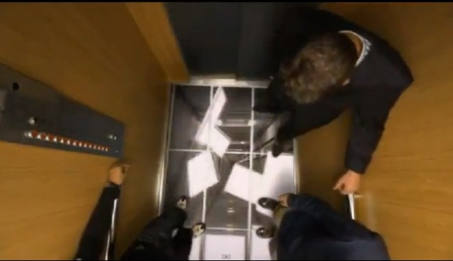 Video/ Liftul groazei! Iată cum cad plăci din podeaua unui lift cu pasageri - lift-1350978361.jpg