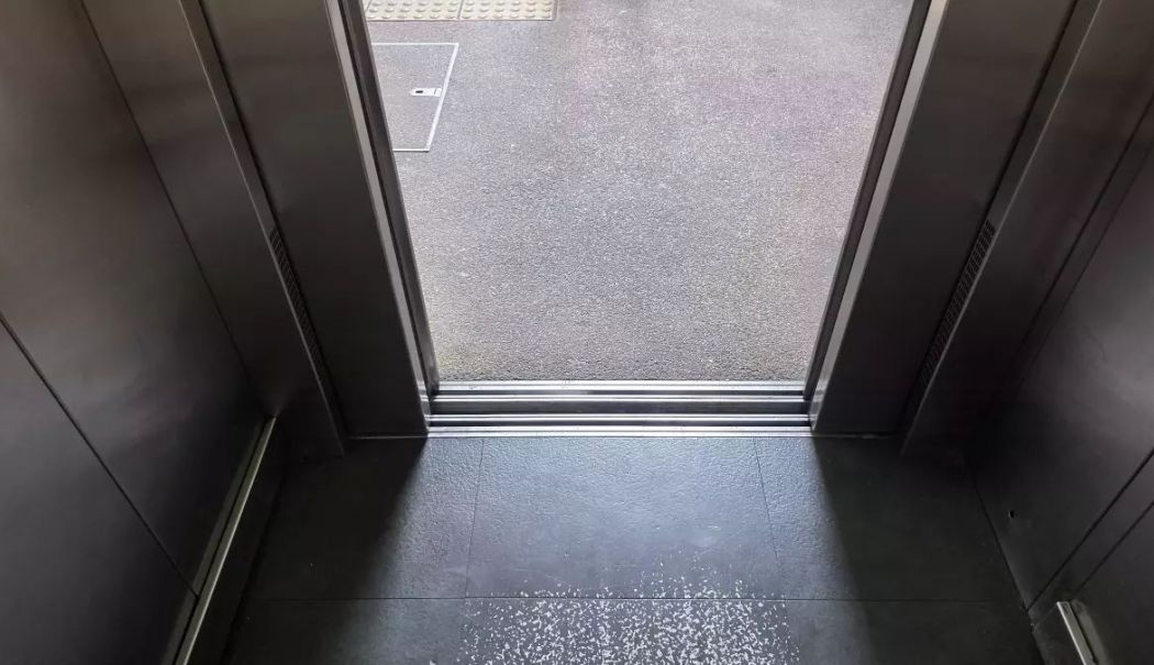 Trei adulți și un copil, blocați în liftul care a căzut de la etajul 2 la subsol - lift-1750149973.jpg