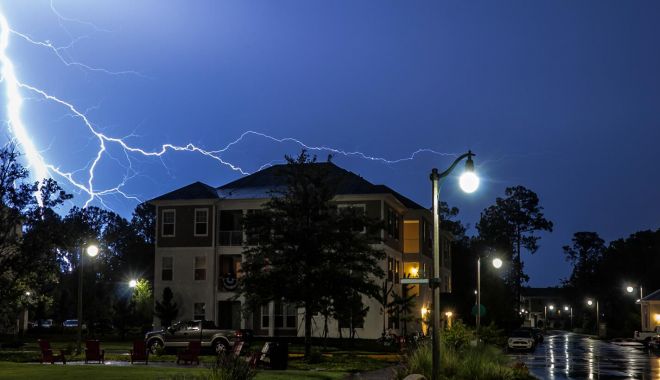Doi turiști loviți de trăsnet nu au mai putut fi salvați - lightning-1656830279.jpg
