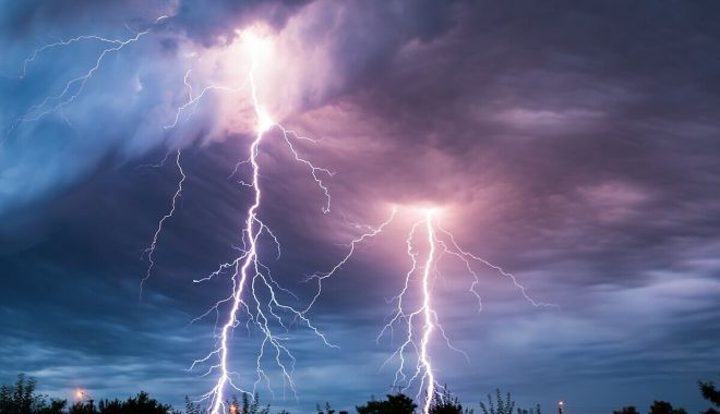 Alertă meteo. Ninsori, lapoviţă şi furtuni cu descărcări electrice în mare parte a țării - lightningtreesngsversion13965313-1648889313.jpg