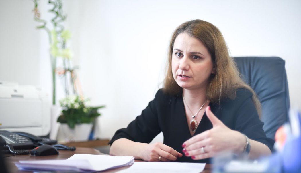 O şcoală din trei oferă copiilor o masă, începând de săptămâna viitoare