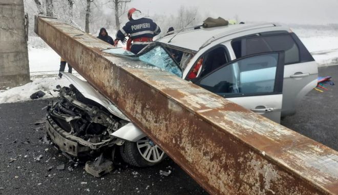 Un limitator de înălțime, lovit de un camion, a căzut peste un autoturism: „Una dintre victime a decedat”