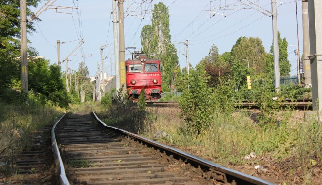 Un tren a rămas blocat pe șine după ce a lovit o basculantă - linieferatatrengaraconstanta7-1383667265.jpg