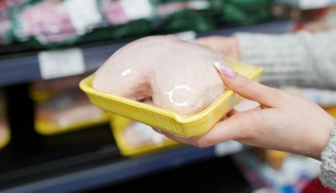 MÂNCĂM ŞI NE ÎNGROZIM! ANPC: "Pui îngălbeniţi pentru a părea mai buni, împănaţi cu tulpini de salmonella periculoase"