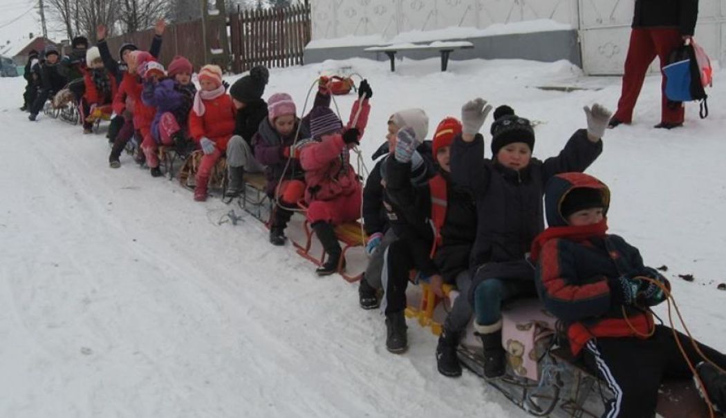 De dragul copiilor, primarul Lipniţei a transformat temporar o stradă în derdeluş - lipnita-derdelus-1739706296.jpg