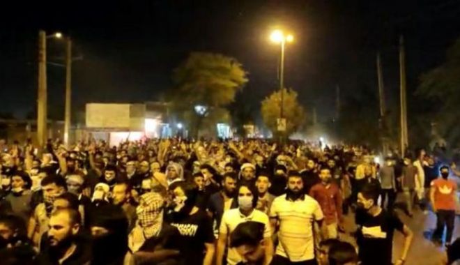 Lipsa apei i-a scos pe iranieni în stradă - lipsaapeiiascos-1627304276.jpg