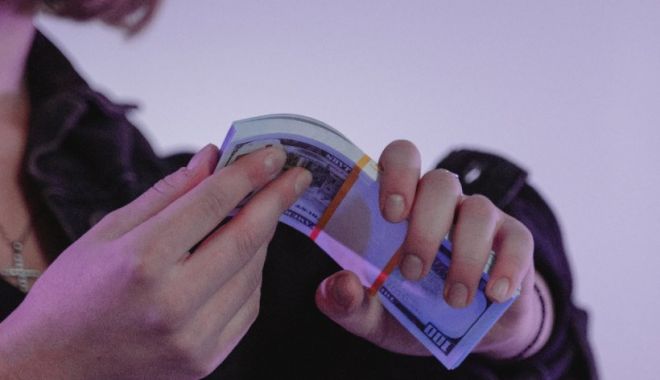 Cum a fost şantajat un copil să ia de acasă 18.500 de lire sterline, fără ştirea părinţilor - lire-1641826537.jpg
