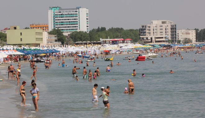 Prețurile de pe litoral intră la apă! Iată cât te costă luna viitoare o săptămână la mare - litoralplajamamaia26-1377103741.jpg