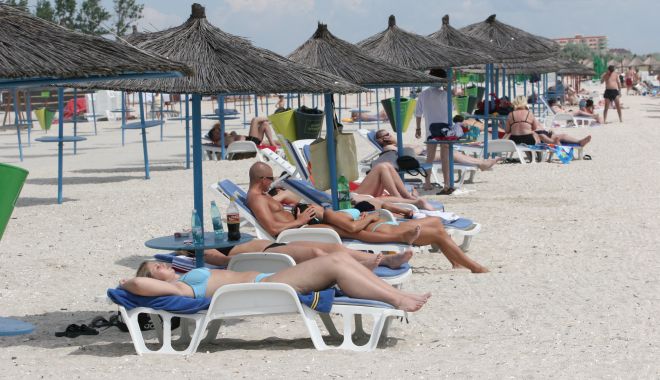 LITORALUL, LUAT CU ASALT DE TURIȘTI! Gradul de ocupare a locurilor de cazare este de 75%, în acest week-end - litoralplajaturistigoblenurijuca-1625986695.jpg