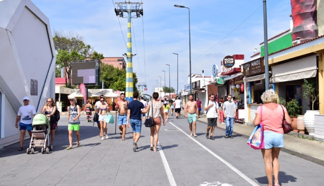 Litoralul e pe val! Mamaia, în topul preferințelor turiștilor - litoralulepeval-1475412276.jpg
