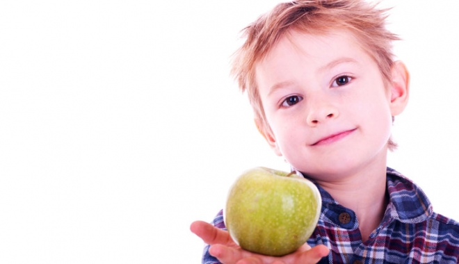 Fructe proaspete și pentru preșcolari - littleboywithapple-1475679947.jpg