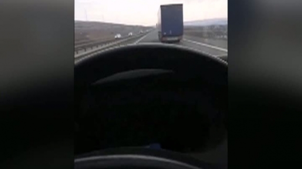 Live-ul pe Facebook a făcut noi victime. Șoferul microbuzului răsturnat pe autostradă transmitea în direct - live14935000-1549364740.jpg