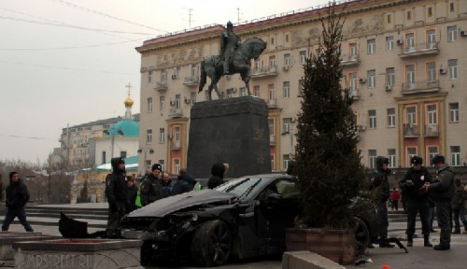 VIDEO CUTREMURĂTOR/ Pierde controlul volanului și lovește mai mulți pietoni - liveleakdotcom7cf567b83154dolgor-1362133427.jpg