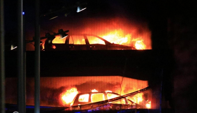 INCENDIU într-o parcare supraetajată: 1.600 de mașini au ars - liverpoolfire20-1514798254.jpg
