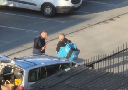 Scene violente în stradă. Livrator de mâncare, bătut cu ranga și lovit cu mașina - livrator-1775643427.webp