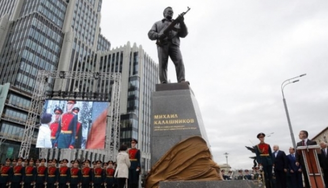 Statuia lui Kalașnikov, modificată la nicio săptămână de la inaugurare - lll-1506148331.jpg