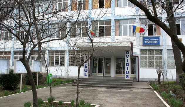 PANICĂ LA LICEUL TEORETIC 