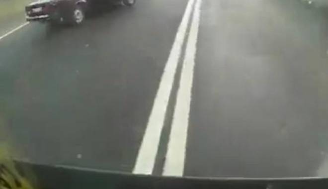 VIDEO ȘOCANT! Accident teribil! Nimeni nu se aștepta să scape cu viață, după ce a fost spulberat de TIR - llla-1418469660.jpg