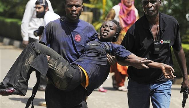 Adolescentă găsită în viață, la două zile de la masacrul din campusul universitar din Kenya - llll-1428167726.jpg