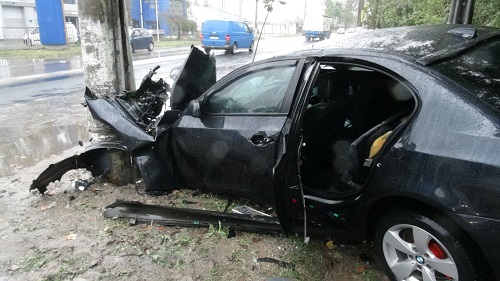 Accident grav/ Un tânăr beat și fără permis a furat mașina părinților și s-a izbit în stalp - llll-1475925820.jpg