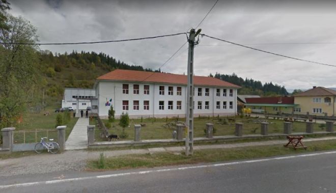 Un elev cu șase cuțite la el s-a încuiat în toaleta unui liceu. Amenință cu incendierea incintei - lmpwzyz3ptgwmczoyxnopwrkoda5ytzh-1525762424.jpg