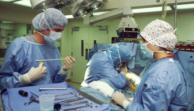 Premieră medicală: operație realizată cu un robot în interiorul ochiului, pentru redarea vederii unui pacient - lo-1473503524.jpg