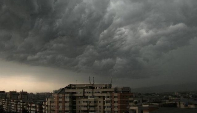AVERSE CU FURTUNI ȘI FULGERE, LA CONSTANȚA - lo1460146528-1464076785.jpg