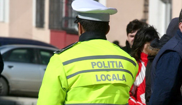 Polițist local bătut pentru că a atenționat o șoferiță că a parcat pe două locuri - locala-1510241326.jpg