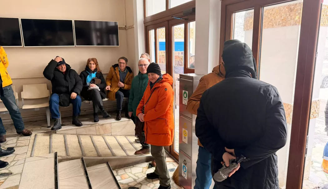 Furioși, locatarii de la Abator s-au strâns la Primăria Constanța