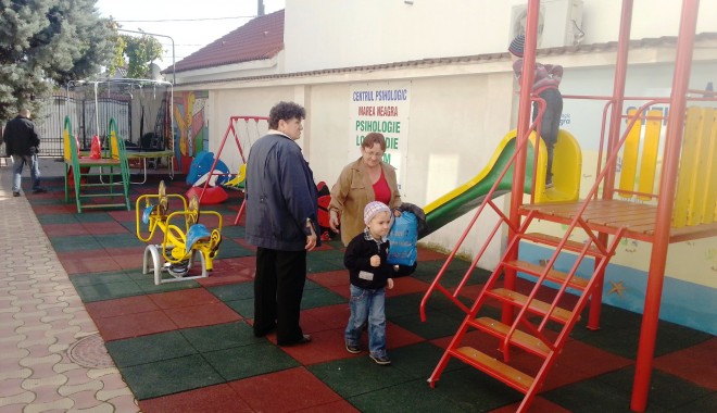 Loc de joacă inaugurat pentru copiii cu autism - locdejoaca-1382601622.jpg