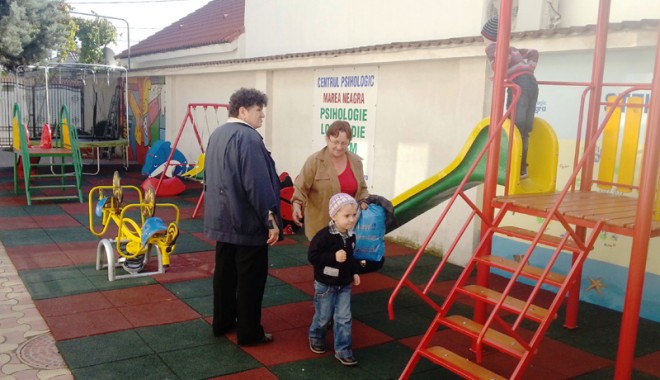 Loc de joacă inaugurat pentru copiii cu autism - locdejoaca-1382638402.jpg