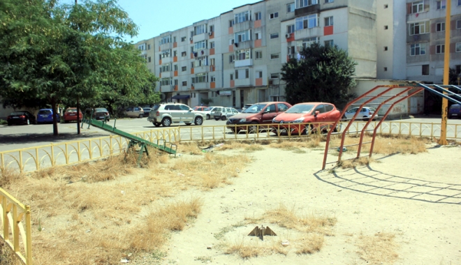 Mizerii și ruginituri. Cât de periculoase sunt locurile de joacă pentru copii - locdejoacainparaginainel233-1498489828.jpg