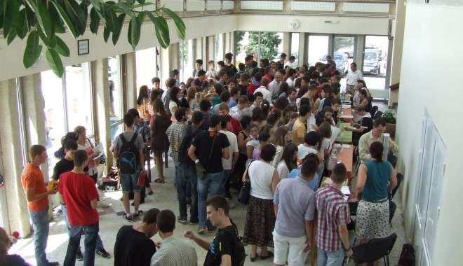 Peste 70% dintre absolvenții de facultate își caută loc de muncă în orice domeniu, indiferent de pregătirea teoretică - locdemunca-1351689297.jpg