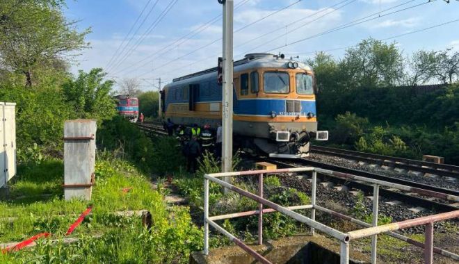 LOCOMOTIVĂ ÎN FLĂCĂRI! Pompierii au intervenit, de urgență