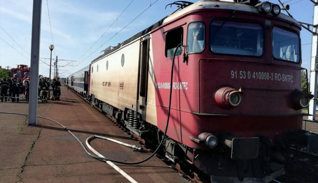 Locomotiva unui tren cu peste 100 de călători a luat foc în gară. Pasagerii s-au autoevacuat