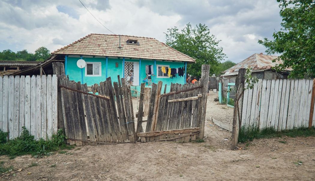 Românii care locuiesc în condiții extrem de precare și în locuințe supraaglomerate - locuinte-1761653695.jpg