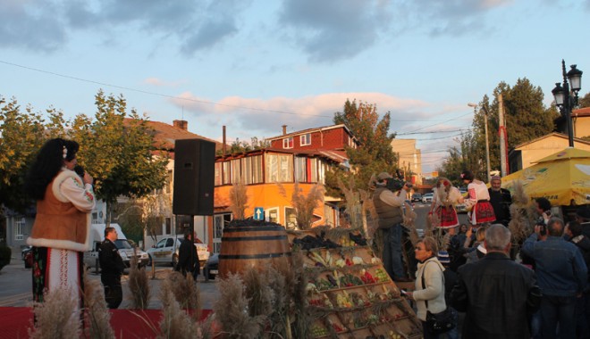 Locuitorii din Cernavodă, așteptați la Zilele Recoltei - locuitoriidincernavodaasteptati-1412960350.jpg