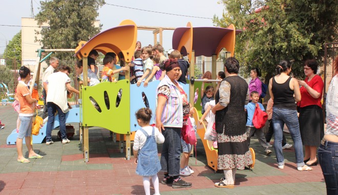 Patru locuri de joacă noi, amenajate la Ovidiu - locuridejoacacopiiovidiu7-1348838604.jpg