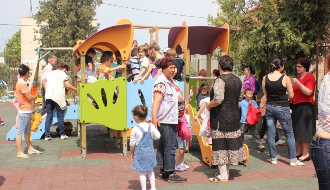 Locuri de joacă doldora de microbi - locuridejoacacopiiovidiu71348838-1369430702.jpg