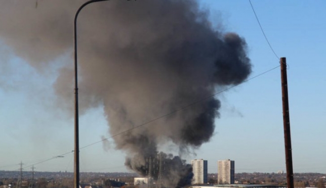 Panică la Londra! Incendiu și un nor uriaș de fum deasupra metropolei - londonfire114928292153900-1511442431.jpg